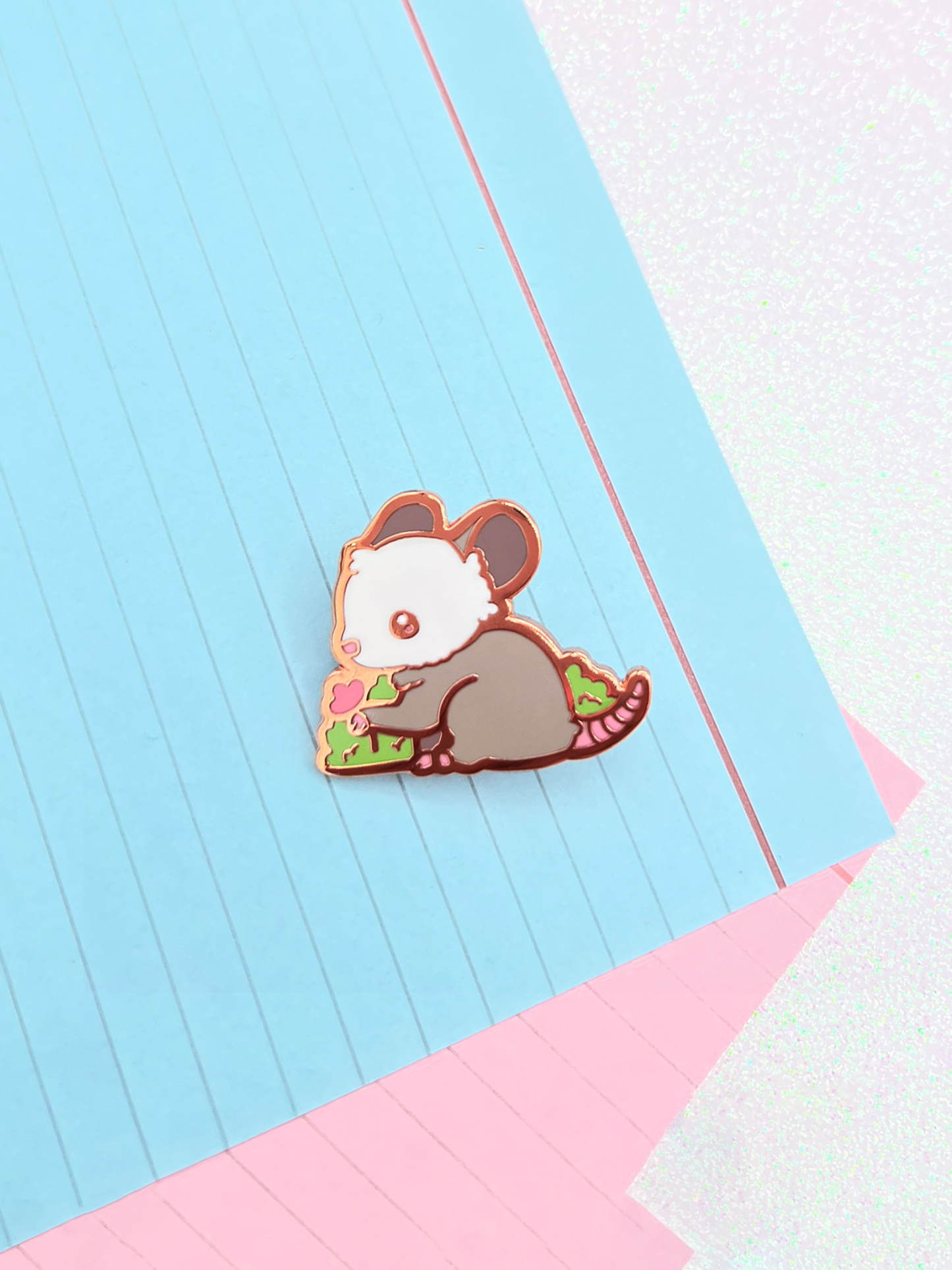 Emaille-Anstecknadel mit Opossum und Blume | Hartemaille-Anstecknadel mit Tiermotiv | Anstecknadel-Kollektion | Ästhetisches Kawaii-Geburtstagsgeschenk | Weihnachtsgeschenk | Miamouz