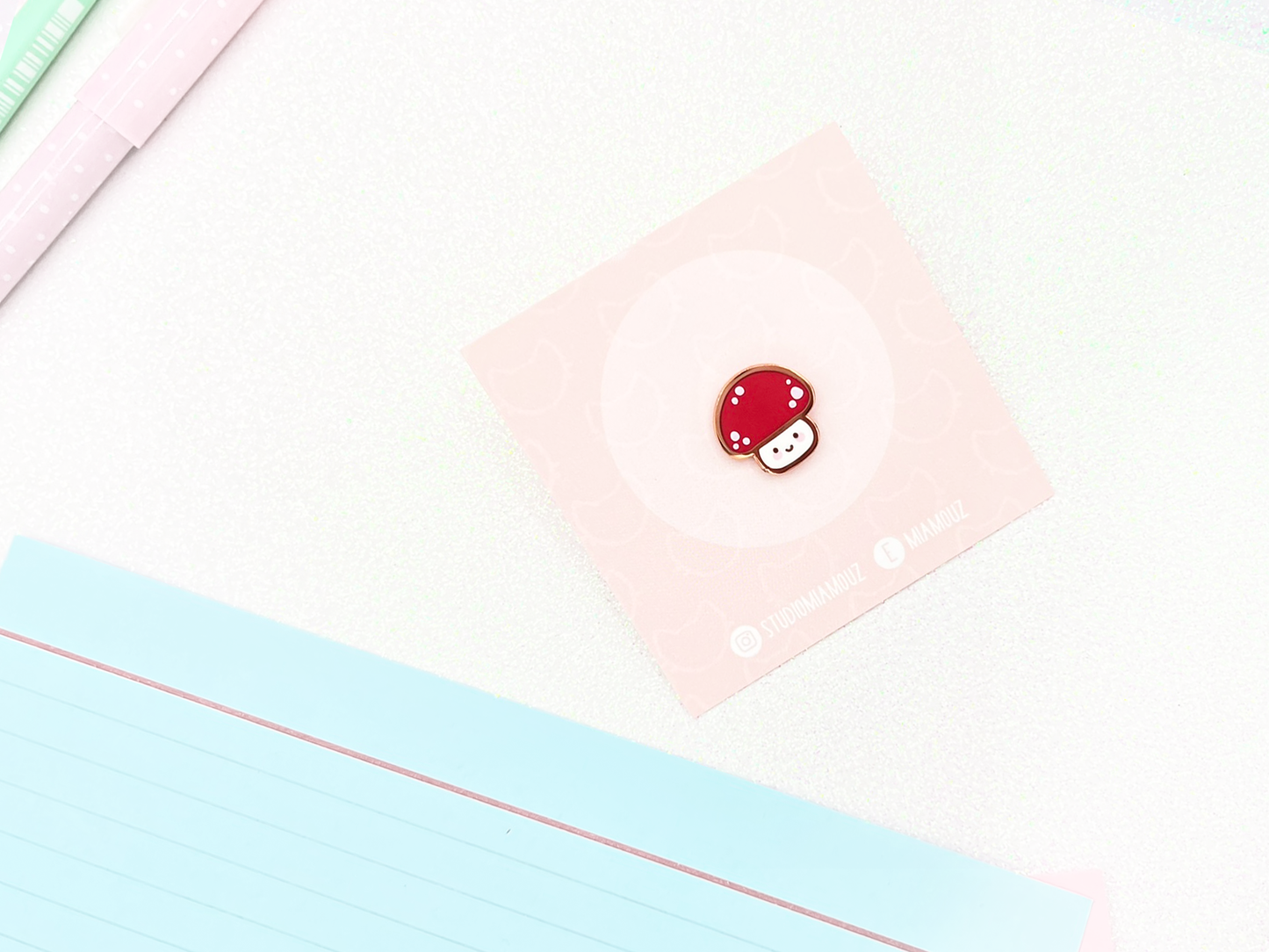 Kleiner fröhlicher Pilz | Anstecknadel aus Hartemaille für Herbstsammler | Kawaii-Ästhetik-Geburtstagsgeschenk für sie | Weihnachtsgeschenk für ihn | Miamouz