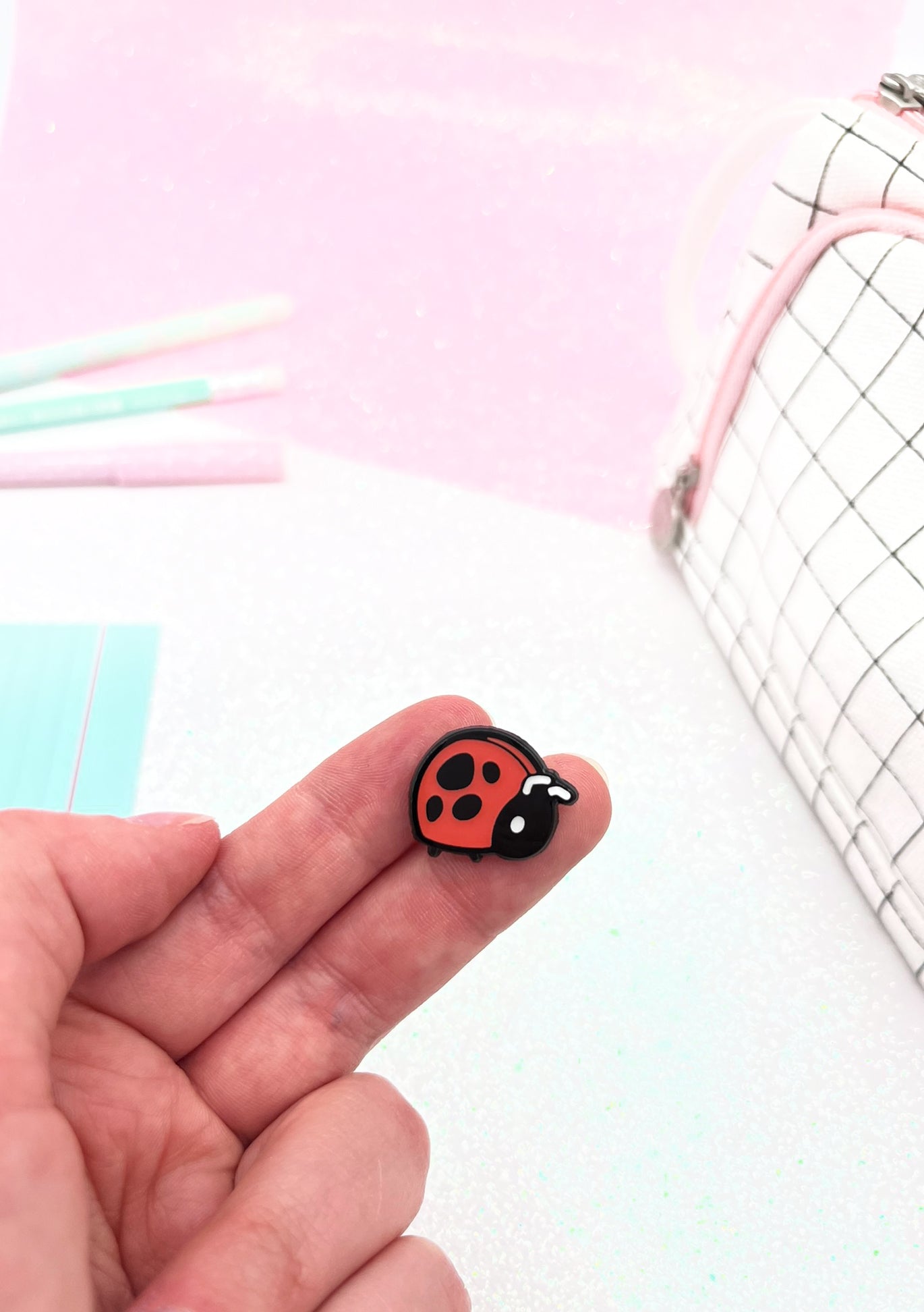 Kleiner Marienkäfer | Mini-Anstecknadel | Niedliche Anstecknadel aus Hartemaille mit Käfer-Motiv für Sammler | Kawaii-Ästhetik-Geburtstagsgeschenk für Sie | Weihnachtsgeschenk für Ihn | Miamouz