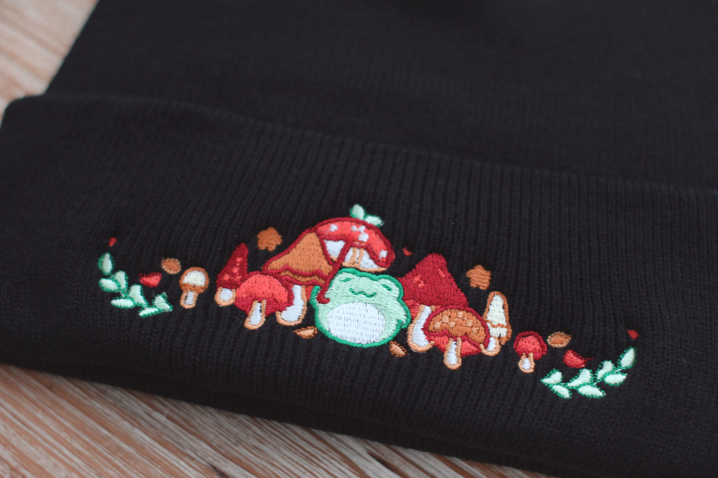 Bestickter, gemütlicher Frosch mit Herbststimmung | Schwarze Beanie | Kawaii-Ästhetik-Geburtstagsgeschenk für sie | Weihnachtsgeschenk für ihn | Miamouz