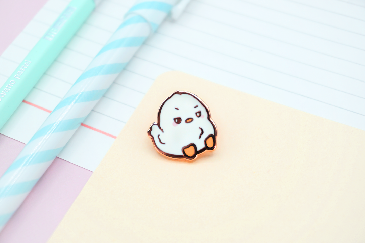 Grumpy Duck Emaille-Anstecknadel | Niedliche Abenteurer-Hartemaille-Anstecknadel | Mad Duckling Art | Kawaii Ästhetisches Geburtstagsgeschenk | Weihnachtsgeschenk