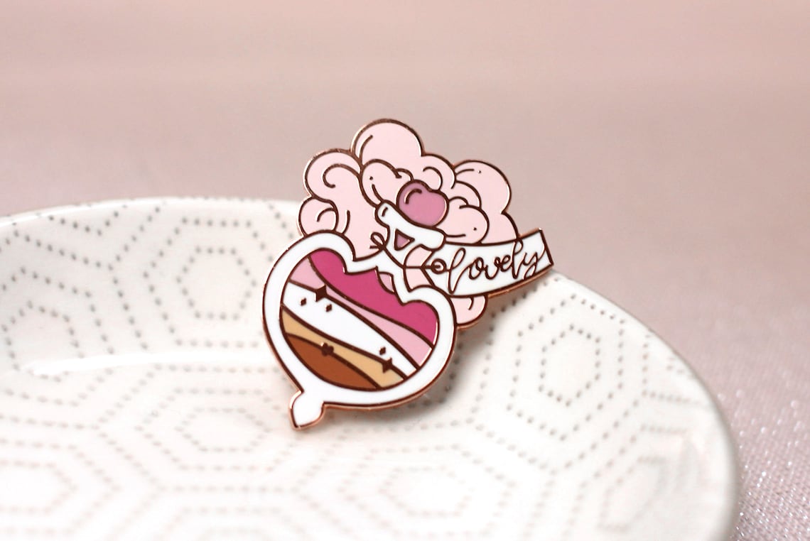 Schöner Pride-Trank mit lesbischer Flagge | LGBTQIA+ | Hexen-Hartemaille-Anstecker | Regenbogenflagge | Pride-Monat | Miamouz