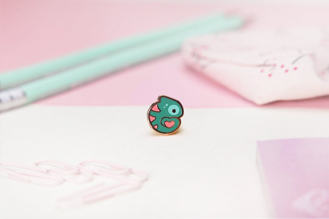 Tiny Love Chameleon | Mini Pin | Heart Cute Collectors Hard Enamel Pin Badge | Kawaii Aesthetic Birthday Gift for Her | Christmas Present for Him | Miamouz