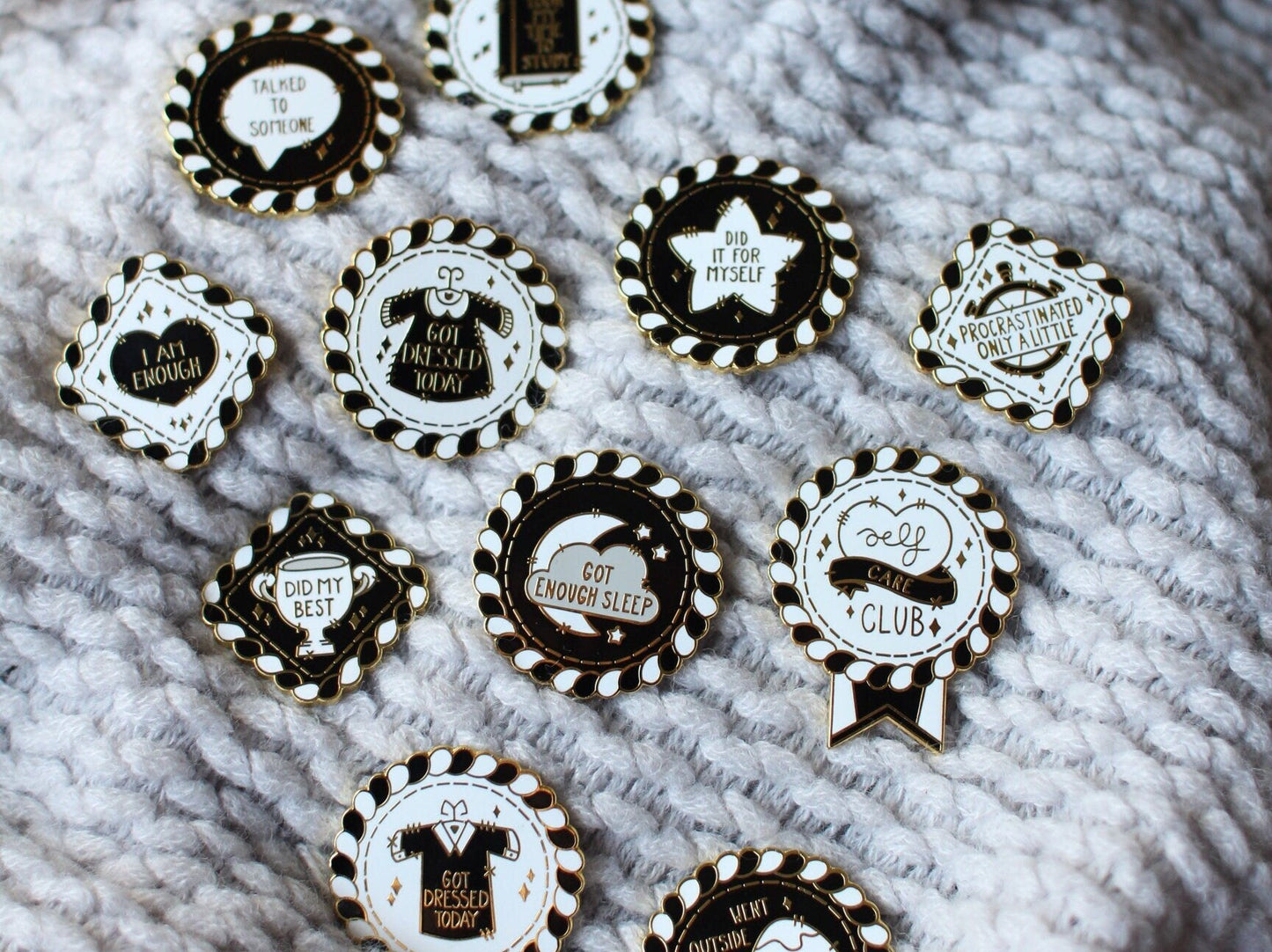 5 Überraschungs-Emaille-Anstecker zum Thema Selbstpflege | Anstecker zur Selbstliebe | Schöne Geschenkidee | Weihnachtsgeschenk | Love Yourself-Vorteilsset | Miamouz