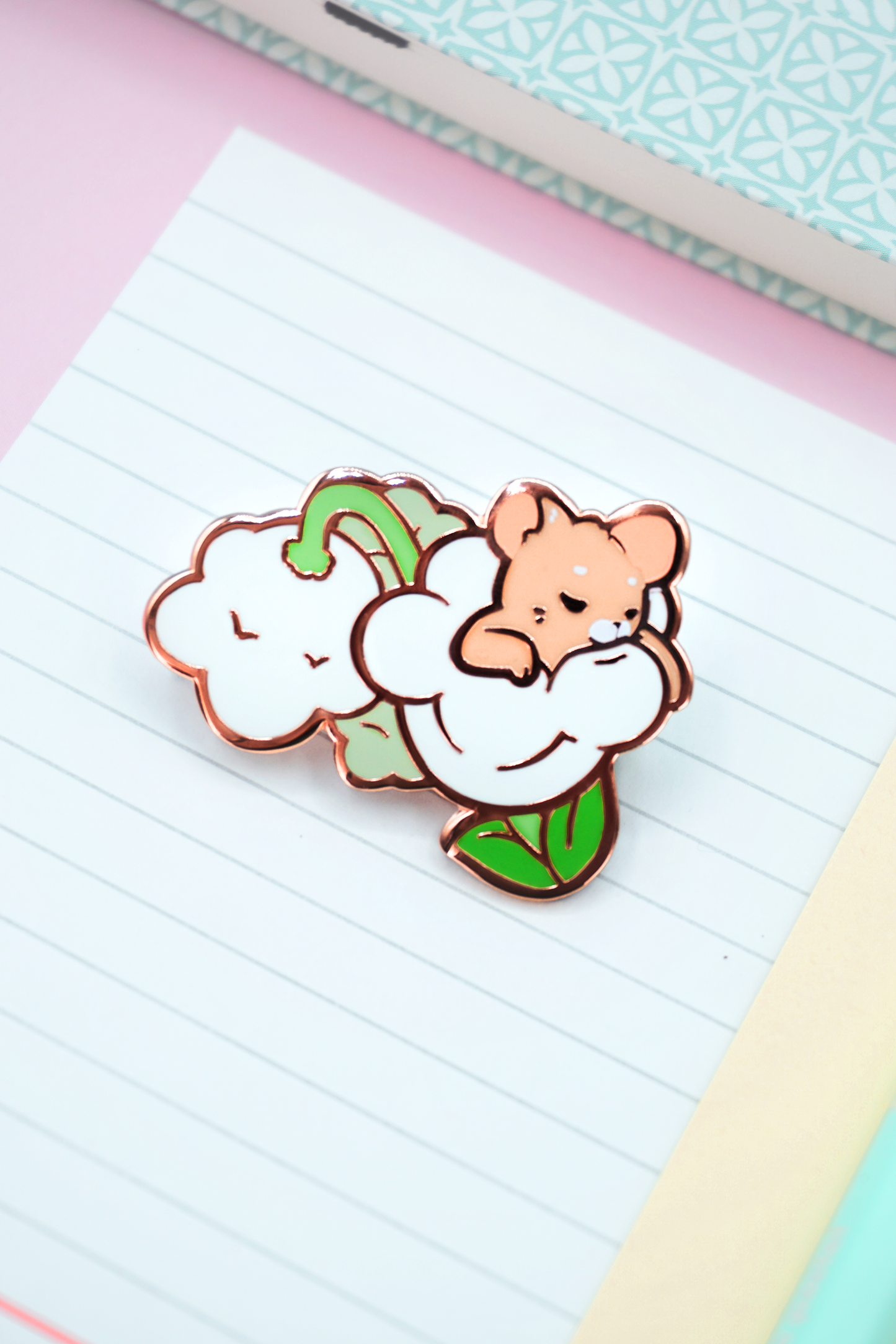 Emaille-Anstecknadel mit verschlafener Maus | Niedliche Hartemaille-Anstecknadel mit Maiglöckchenmotiv | Rattenkunst | Kawaii-Ästhetisches Geburtstagsgeschenk | Weihnachtsgeschenk