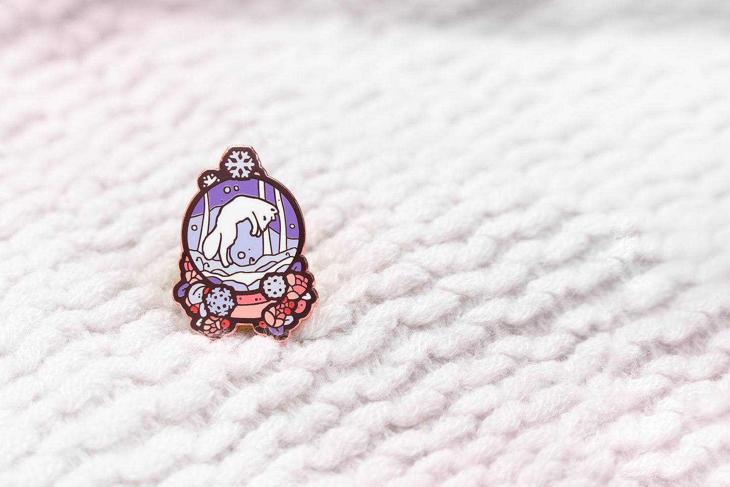 Emaille-Anstecknadel mit Polarfuchs | Fuchs spielt in Schneekugel | Anstecknadel aus Hartemaille | Kawaii-Geburtstagsgeschenk | Weihnachtsgeschenk | Miamouz