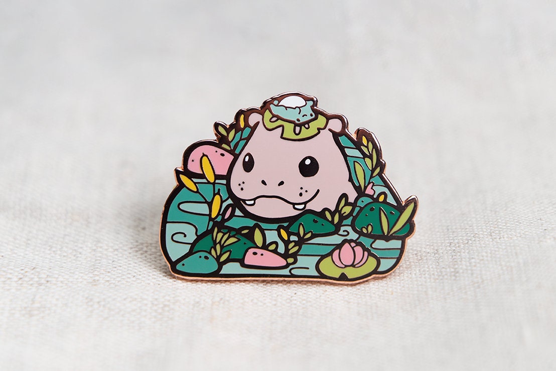 Nilpferd und Froschfreund | Niedliche Anstecknadel aus hartem Emaille für Sammler | Ästhetisches Kawaii-Geburtstagsgeschenk für sie | Weihnachtsgeschenk für ihn | Kunst von Miamouz