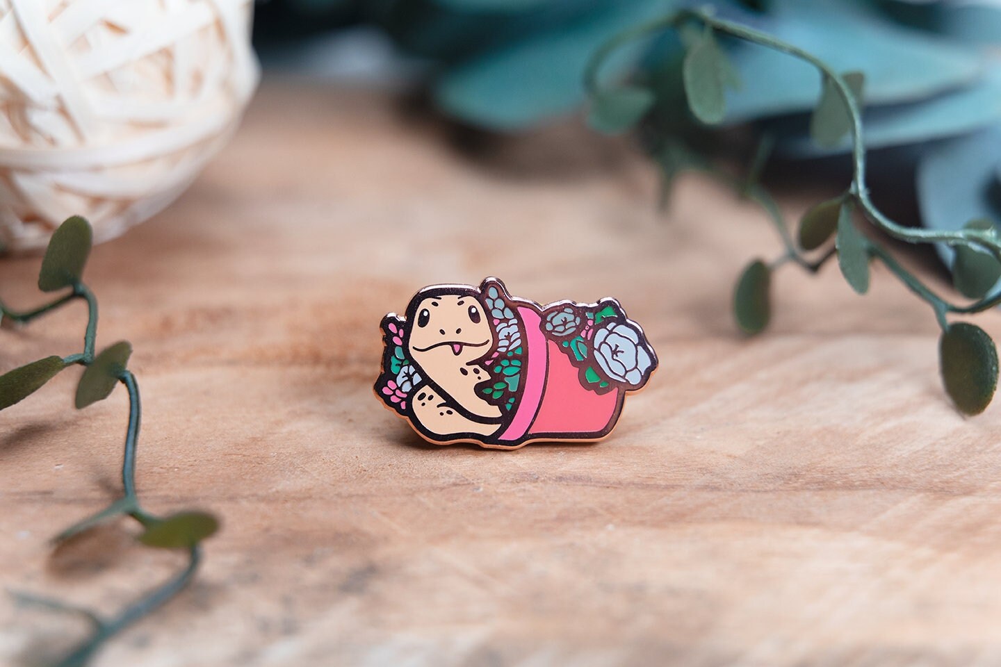 Schlangenserenade | Niedliche Emaille-Anstecknadel | Sukkulenter Blumentopf | Anstecknadel aus Hartemaille für Sammler | Kawaii-Ästhetisches Geburtstagsgeschenk für Sie | Weihnachtsgeschenk