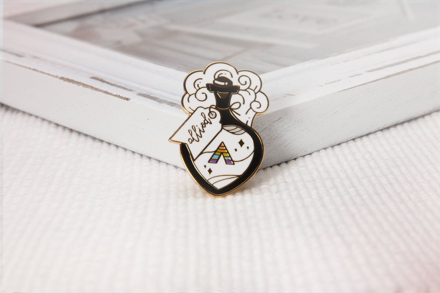 Pride-Trank mit alliierter Flagge | LGBTQIA+ | Emaille-Anstecker mit Hexenmotiv | Regenbogenflagge | Verbündeter des Pride Month | Miamouz