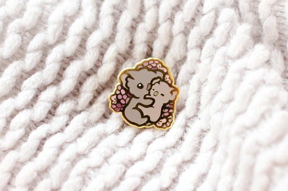 Anstecknadel mit Koalabär-Mom und Kind | Anstecknadel aus Hartemaille von Hug Collectors | Kawaii-Ästhetik – Geburtstagsgeschenk für sie – Weihnachtsgeschenk